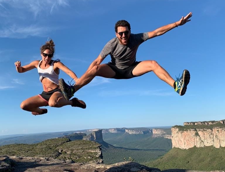 Trekkers atravessando um platô da Chapada