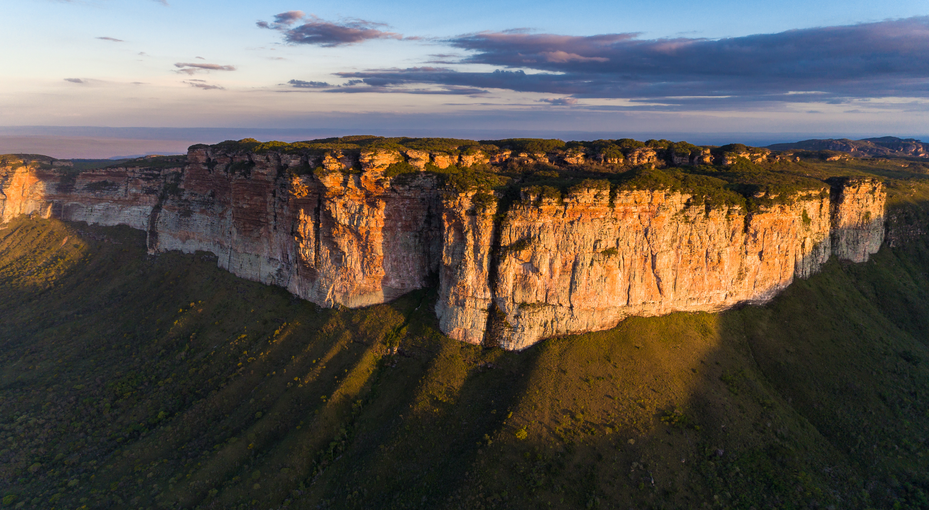 Águas azuis iluminadas do Poço Azul na Chapada Diamantina