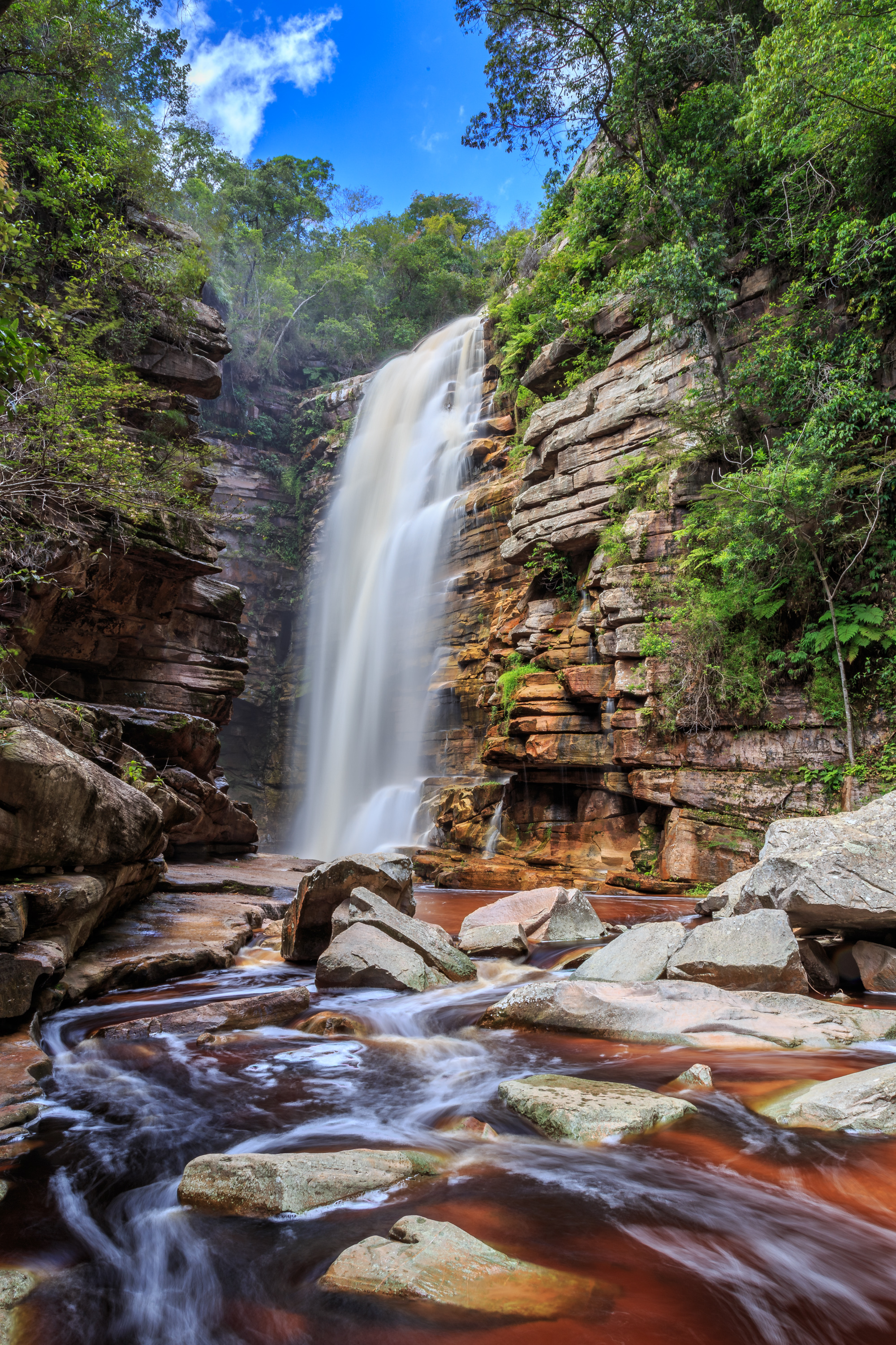 Cachoeira de águas cristalinas cercada por mata na Chapada Diamantina